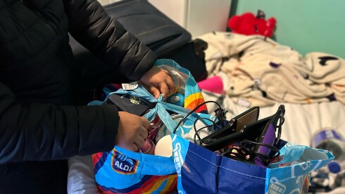 Daniela empaca algunas de sus pertenencias el 5 de febrero, la noche en que su familia dejó un apartamento en 79th Street y Paxton Avenue.