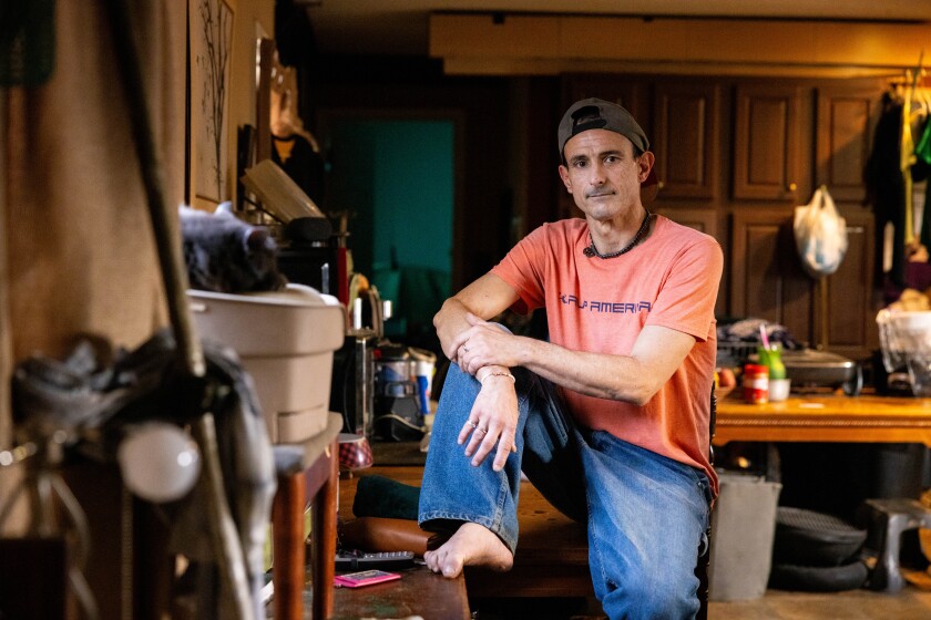 Jason Perry en la cocina de su casa móvil en Boone, Carolina del Norte. Perry practicó lucha con Gregory Bovino cuando asistían a la Secundaria Watauga en la década de 1980.