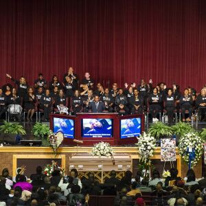 A reverend starts the funeral for Jemel Roberson, Saturday, Nov. 8, 2018, in Chicago. | Tyler LaRiviere/Sun-Times