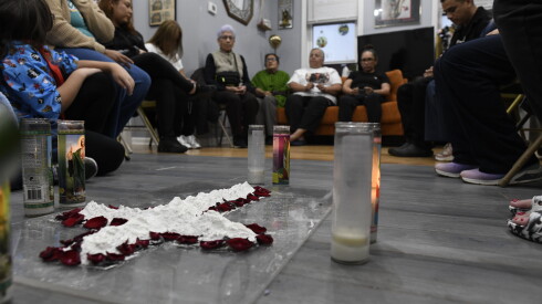La familia y amigos de la influencer de Pilsen Paola Judith Zamora Rojas, quien murió por suicidio el mes pasado, realizaron una novena el viernes, 2 de octubre de 2026.