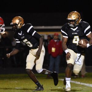 Richards junior Leshon Williams (4) runs. Worsom Robinson/For the Sun-Times.