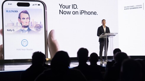 El secretario de Estado, Alexi Giannoulias, anuncia el lanzamiento de tarjetas de identificación digital en Moonlight Studios en West Town, el martes 18 de noviembre de 2025.