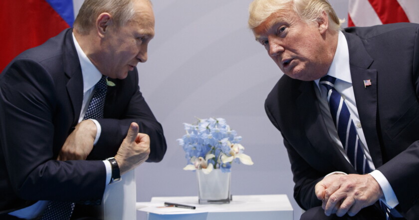 Президент Дональд Трамп встречается с президентом России Владимиром Путиным на саммите G20 в Гамбурге.
