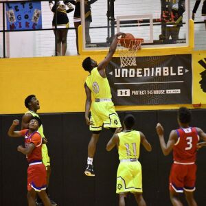 Orr’s Greg Outlaw (0) gets a monster dunk. Worsom Robinson/For the Sun-Times.