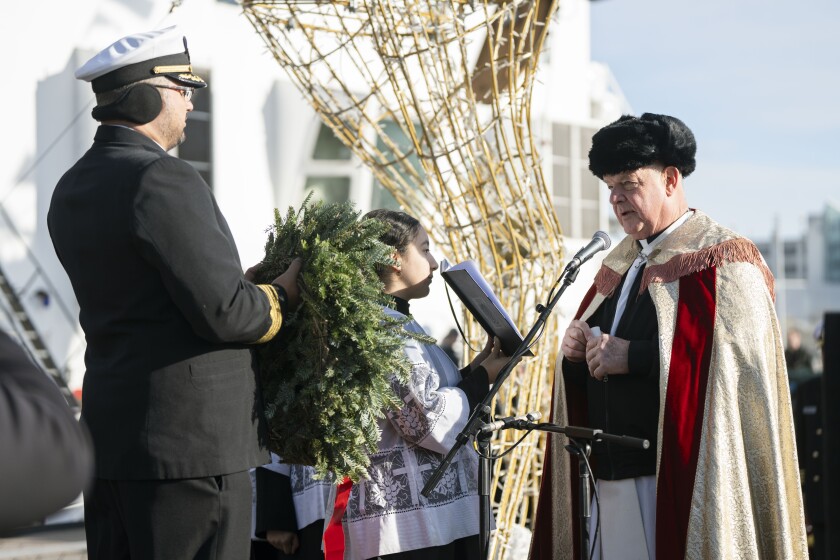 'Christmas Tree Ship' delivers more than 1,000 trees at Navy Pier for ...