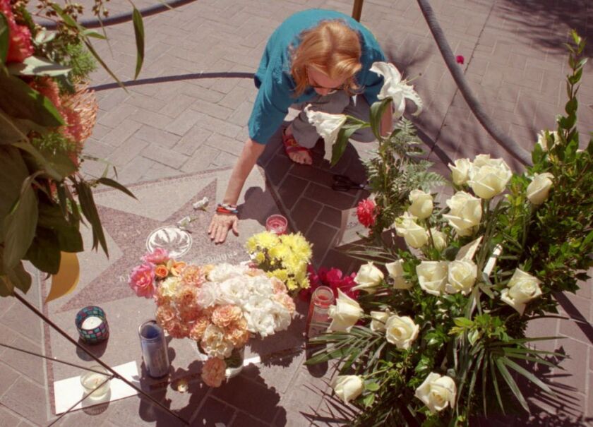 Dene Anton, 55, of Palm Desert, Calif., says a farewell to Frank Sinatra’s star on the Palm Springs Walk of Stars in Palm Springs, Calif., Friday, May 15, 1998. | AP Photo/The Desert Sun, Rodrigo Pena