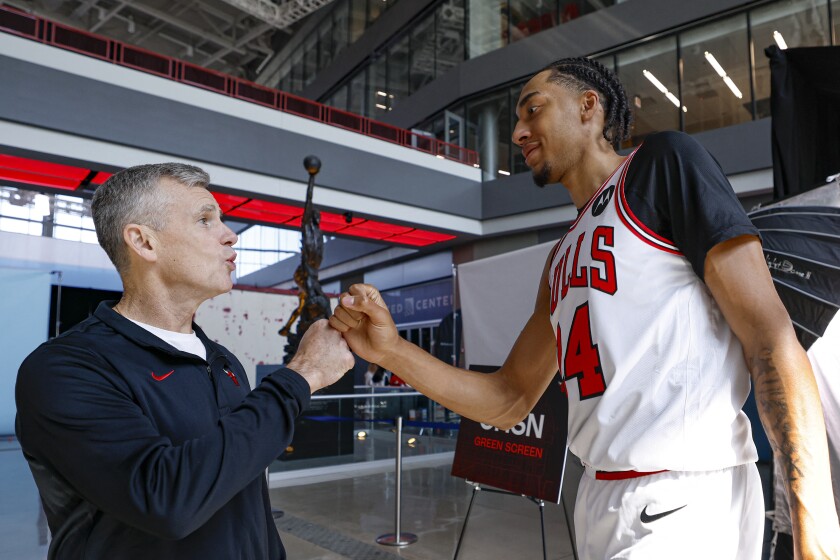 sur Le Roster. | Noa Essengue, bilan d'une brève saison rookie Bulls coach Billy Donovan knows that seeing rookies play is important to the fan base and the organization, but he also knows that there is a process. Rookie Noa Essengue is about to go through it.KAMIL KRZACZYNSKI/Getty