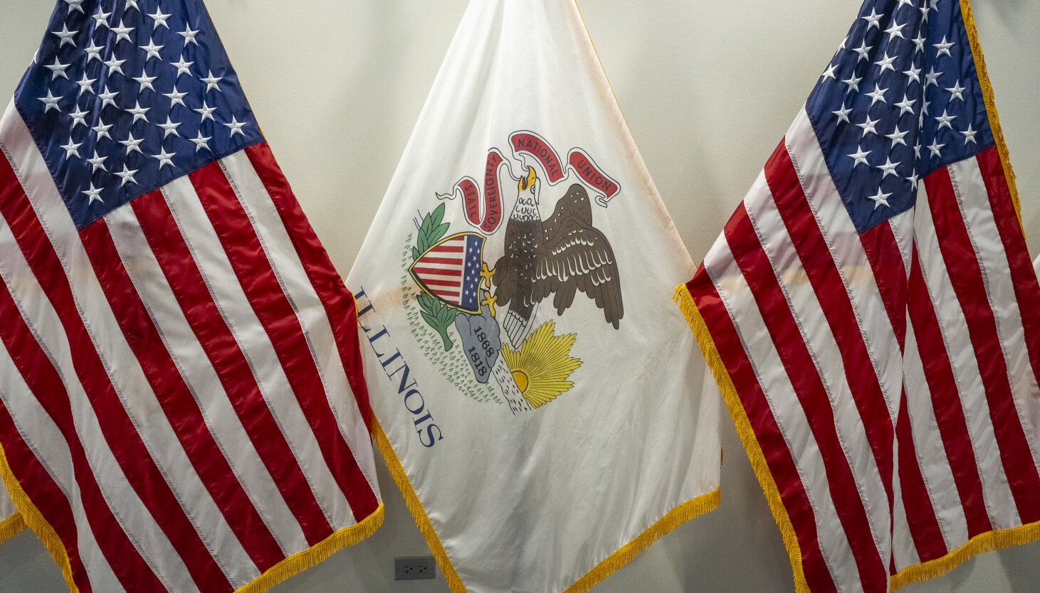 Cst Flags Illinois state flag will be kept, overwhelmingly wins flag redesign ...