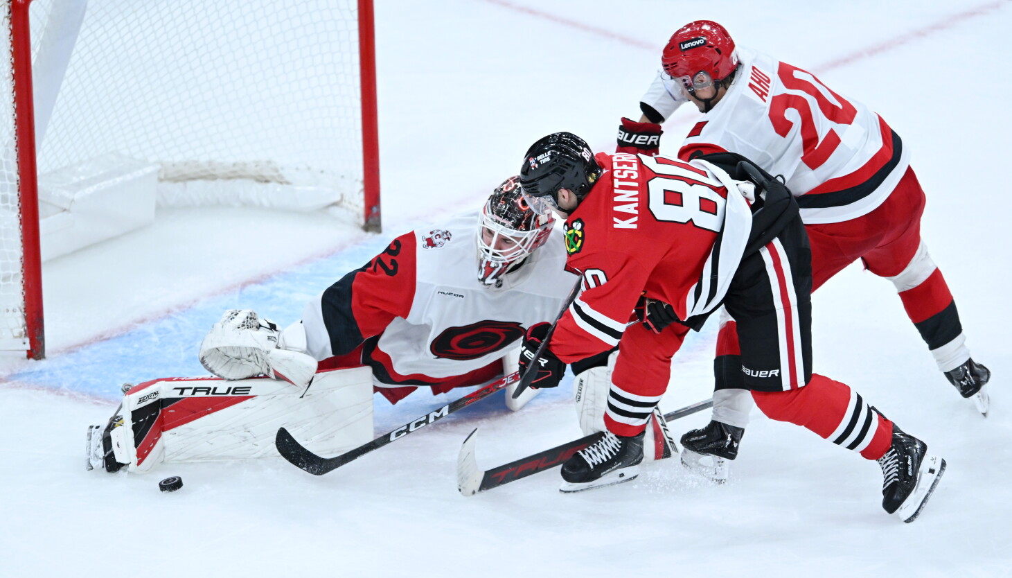 Blackhawks' weaknesses exposed by Hurricanes' pressure in predictable loss