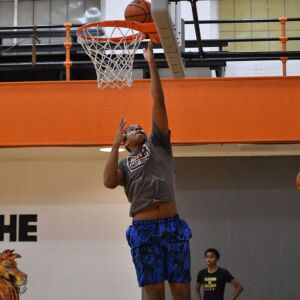 Leo’s Timothy Howard gets a fast break layup. Worsom Robinson/For the Sun-Times.
