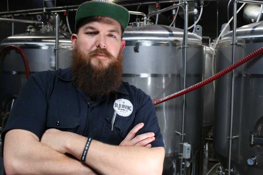 El maestro cervecero Trevor Rose-Hamblin de Old Irving Brewing Co.