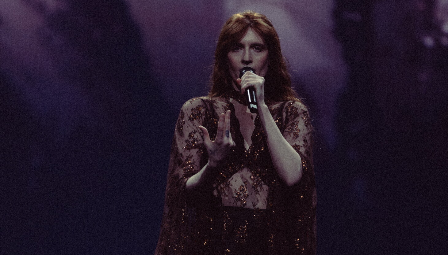 Review: Florence and the Machine casts a spell in cathartic performance ...
