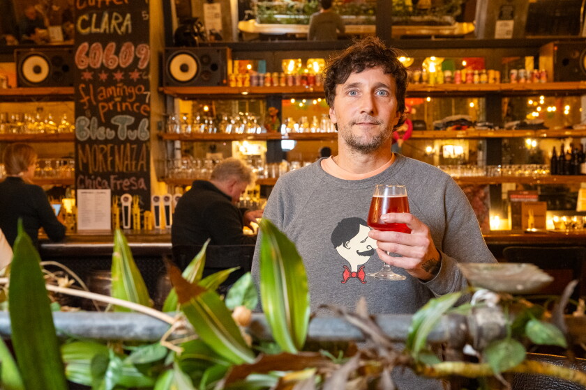 Brian Taylor, maestro cervecero y propietario de Whiner Beer Company, se encuentra en el bar del antiguo Whiner Beer Company y el futuro SomosMonos Taproom, ubicado en The Plant en el barrio de Back of the Yards, el viernes 6 de marzo de 2026.