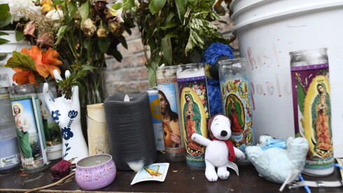 Un altar en memoria de Paola Judith Zamora Rojas se coloca detrás de su casa en Pilsen el viernes 2 de octubre de 2026. Murió por suicidio en septiembre de 2026.