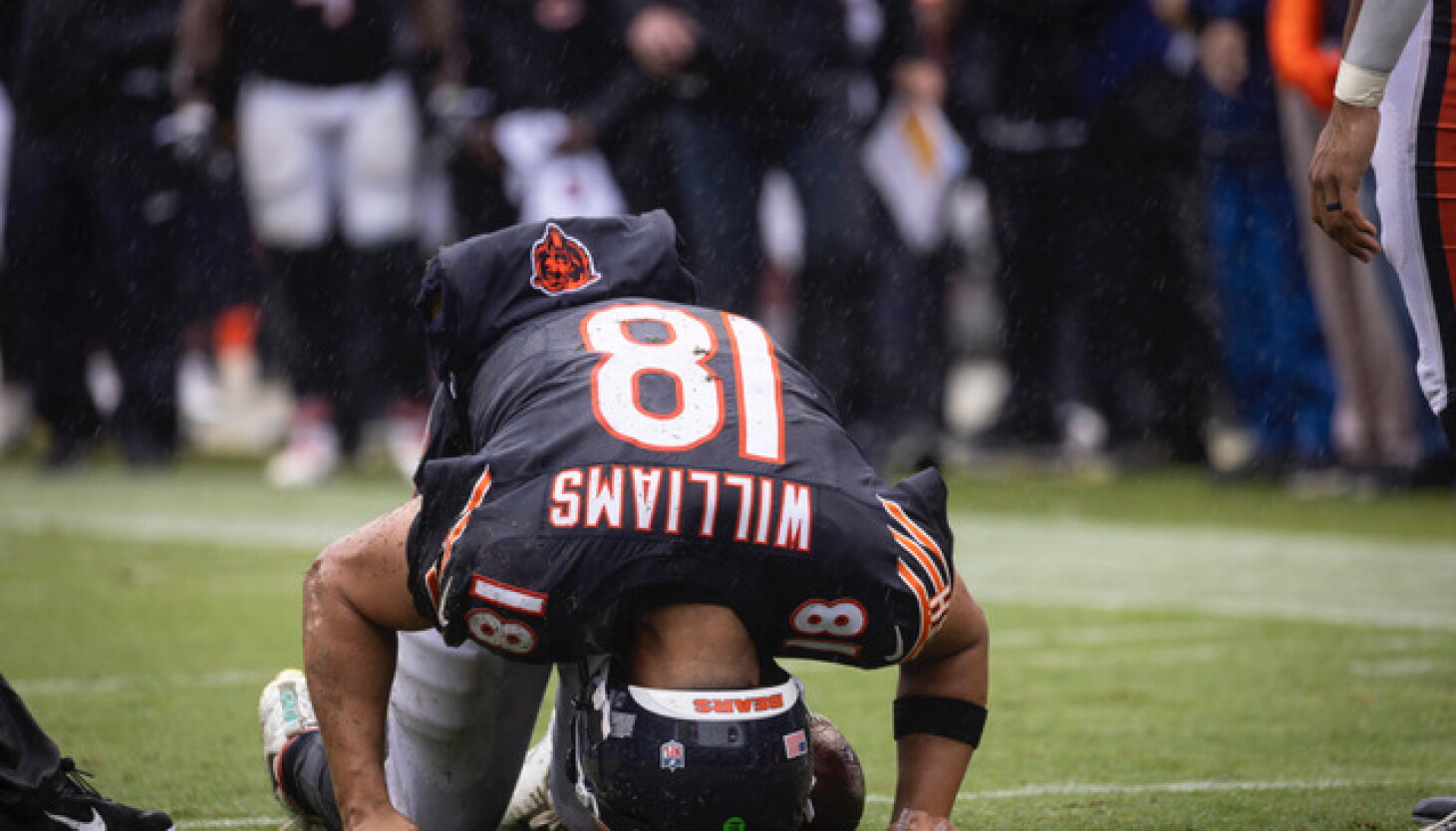 Bears QB Caleb Williams hurts hamstring on non-contact play in 9-3 loss to Vikings