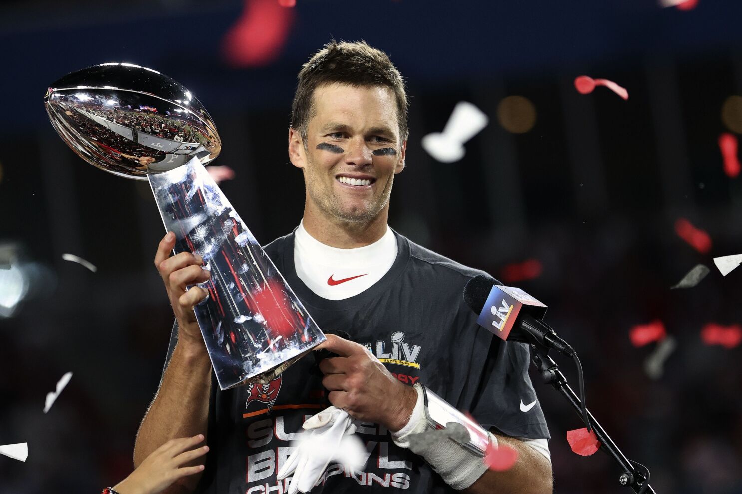 Tom Brady Shows Off His 7 Super Bowl Rings