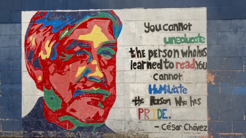 Un mural de César Chávez se puede ver en una pared exterior del Centro Académico Multicultural César E. Chávez.