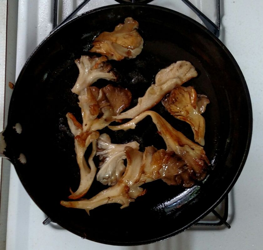 A pan of mushrooms being browned by Pat O’Byrne.<br>Dale Bowman/Sun-Times