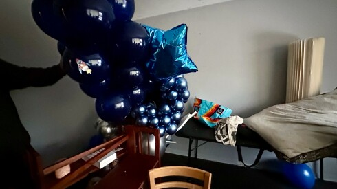 Los globos llenaban la sala por el cumpleaños de uno de los niños el día en que la familia se mudó, justo antes de que llegara la policía.