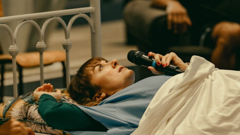 In “The Attic: Things I’ve Seen While Lying on My Back,” Chicago actress Tyler Meredith plays Shana Carroll, whose battle with metastatic breast cancer is capture through acrobatics.