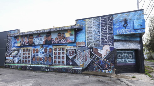 A Roseland mural celebrating Chicago dance culture.