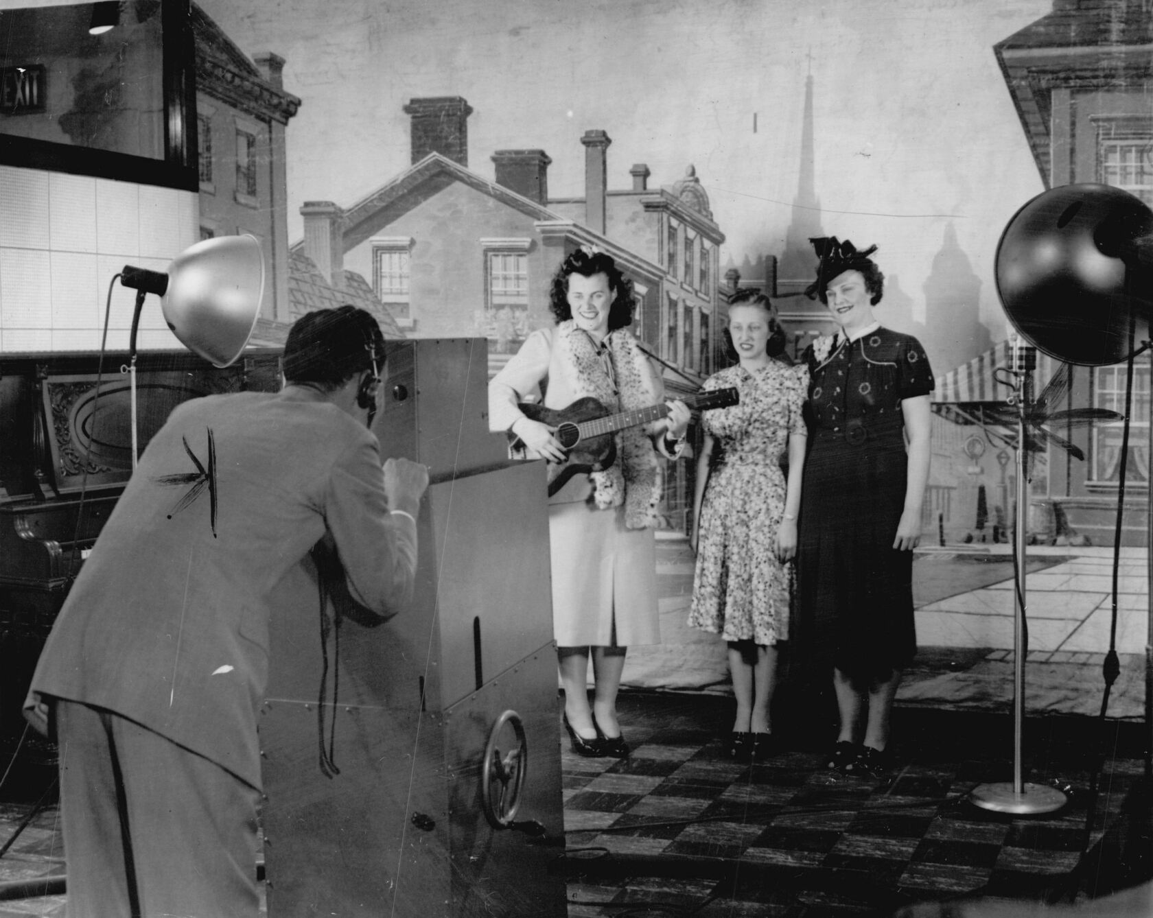 Radio Sitcoms Timeline: First 1930s radio dramas, daytime soaps have led TV ...