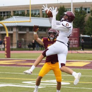 Montini’s Nate Muersch (21) catches a pass. Allen Cunningham/For the Sun-Times.