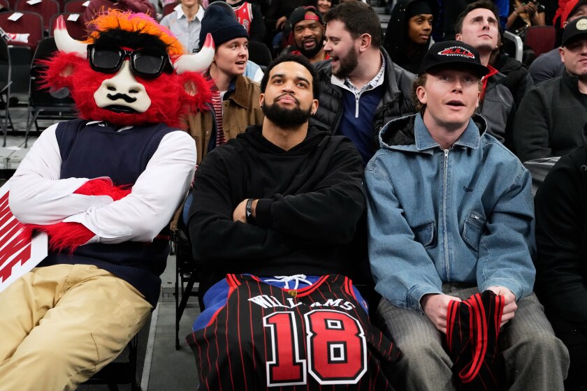 Bulls mascot Benny the Bull, Bears quarterback Caleb Williams, center, and Cubs center fielder Pete Crow-Armstrong watch during the second half of a game between the Bulls and Los Angeles Clippers at the United Center on Tuesday, Jan. 20, 2026.