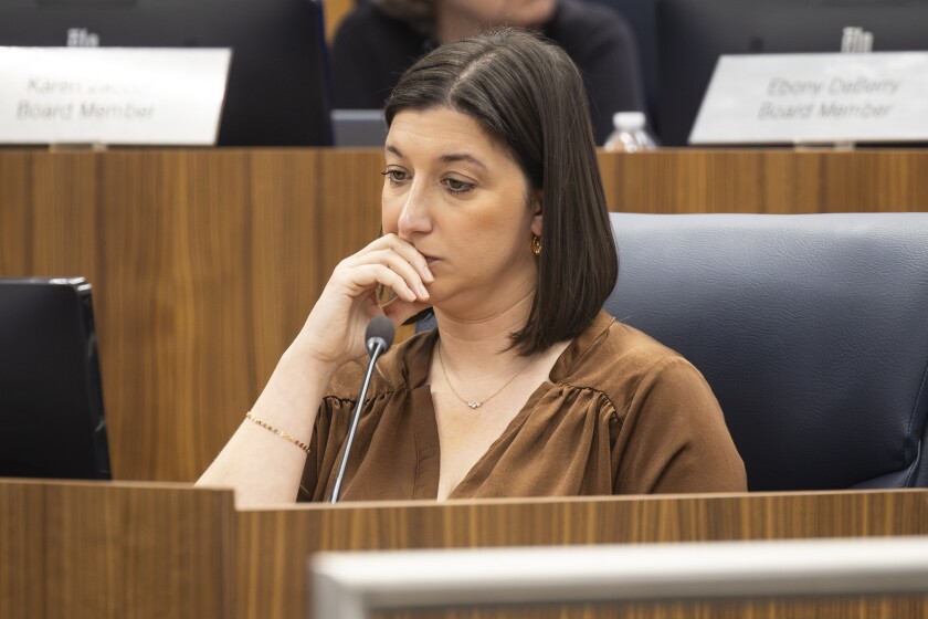 Jennifer Custer sentada en las salas de la junta de CPS.