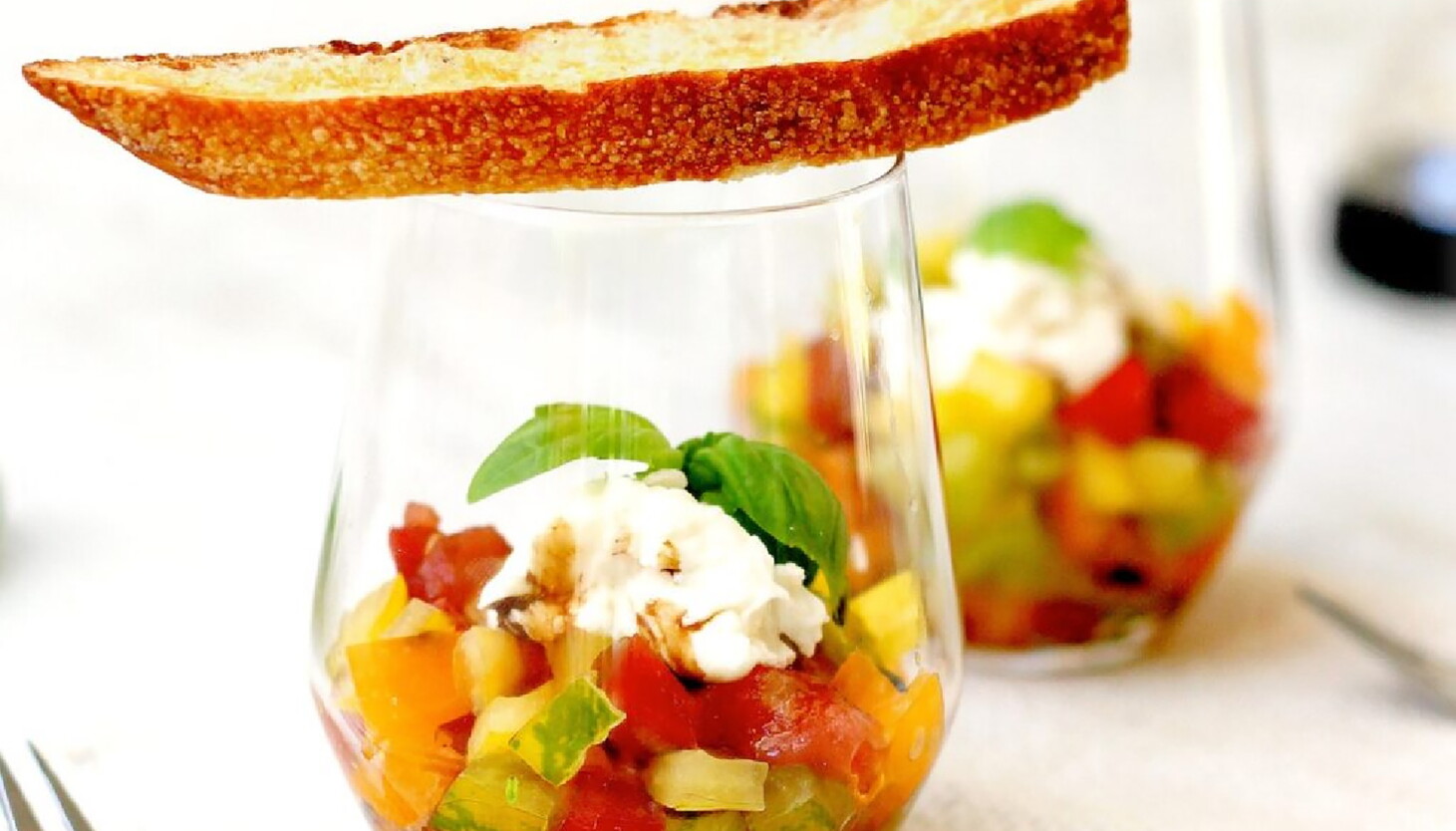 Considere esta salada caprese um delicioso parfait de verão