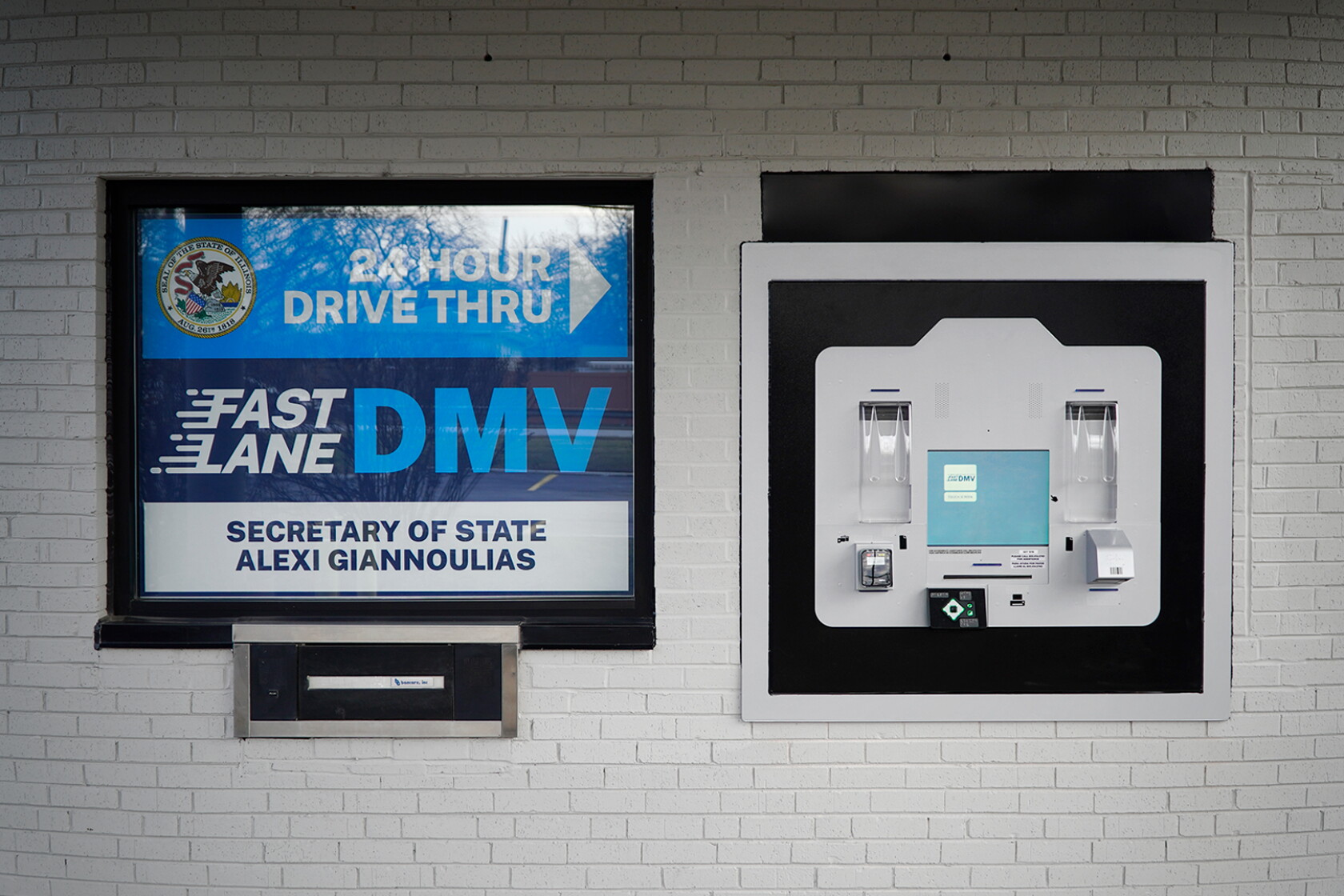 Drive Dmv Sign Illinois' first drive-thru DMV kiosk opens in Lombard - Chicago Sun-Times