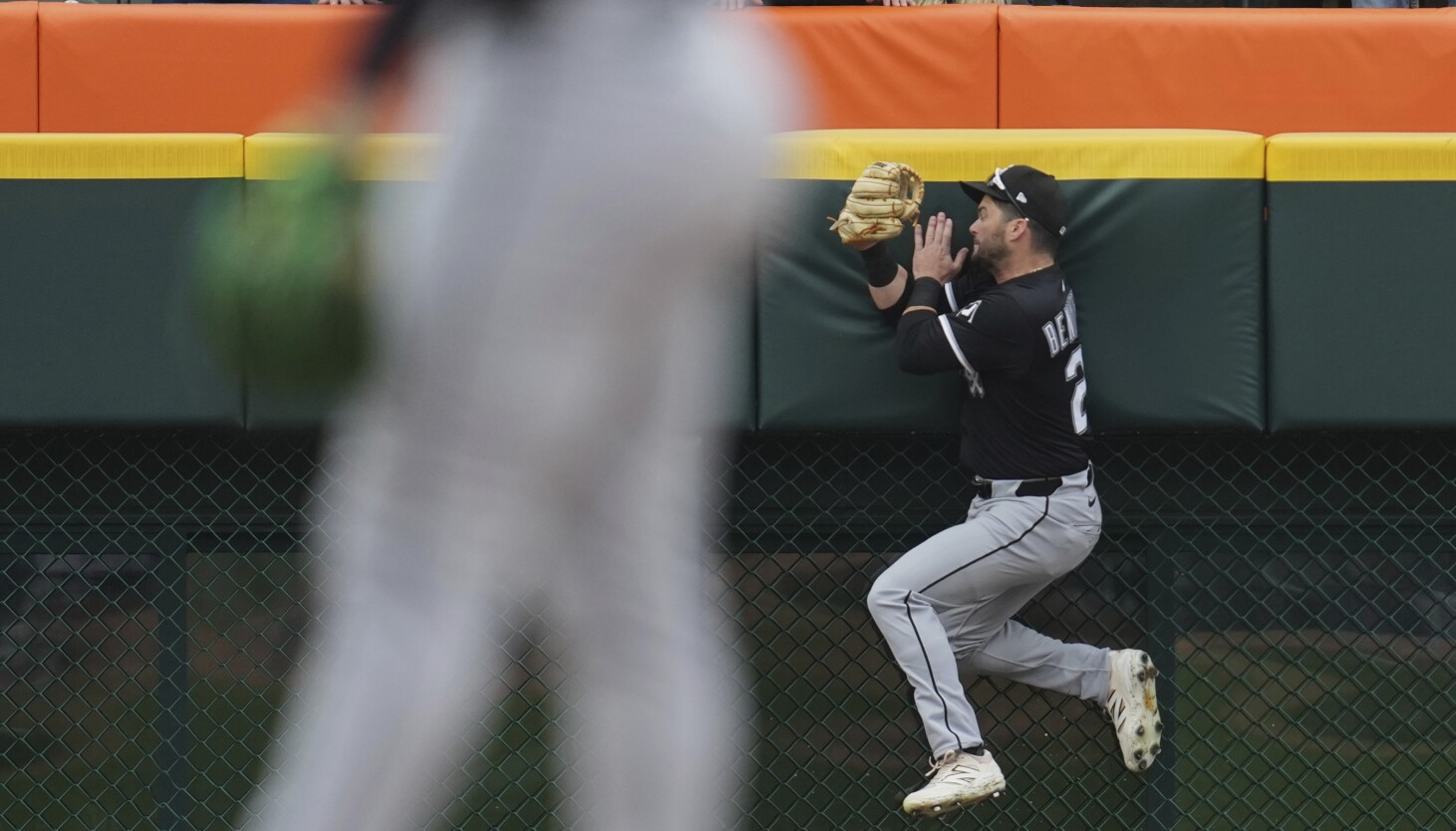 White Sox' Andrew Benintendi exits Sunday's game with left adductor tightness