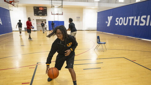 Royce Holmes habla con un periodista en el South Side YMCA.