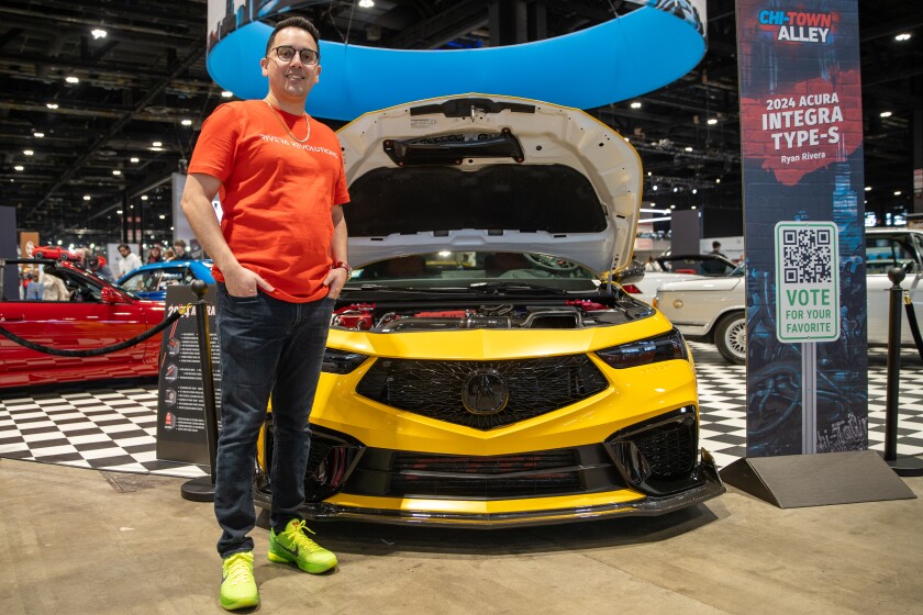 रयान रिवेरा अपने एक्यूरा इंटेग्रा टाइप-एस के बगल में खड़ा है। रिवेरा ने कार बनाना अपने पिता से सीखा, जो प्यूर्टो रिको में एक बॉडी शॉप में काम करते थे।