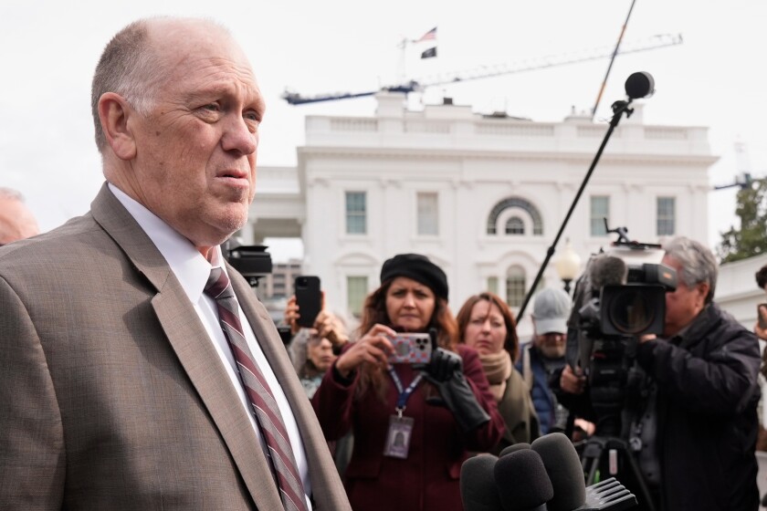 El presidente Donald Trump envió al “zar de la frontera”, Tom Homan, a Minnesota para hacerse cargo de los operativos del ICE mientras crece la indignación por el tiroteo fatal del enfermero de cuidados intensivos de 37 años de edad, Alex Pretti, por agentes de la Patrulla Fronteriza.