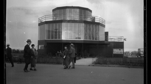 Black-and-white photo of the House of Tomorrow at the 1933 World’s Fair