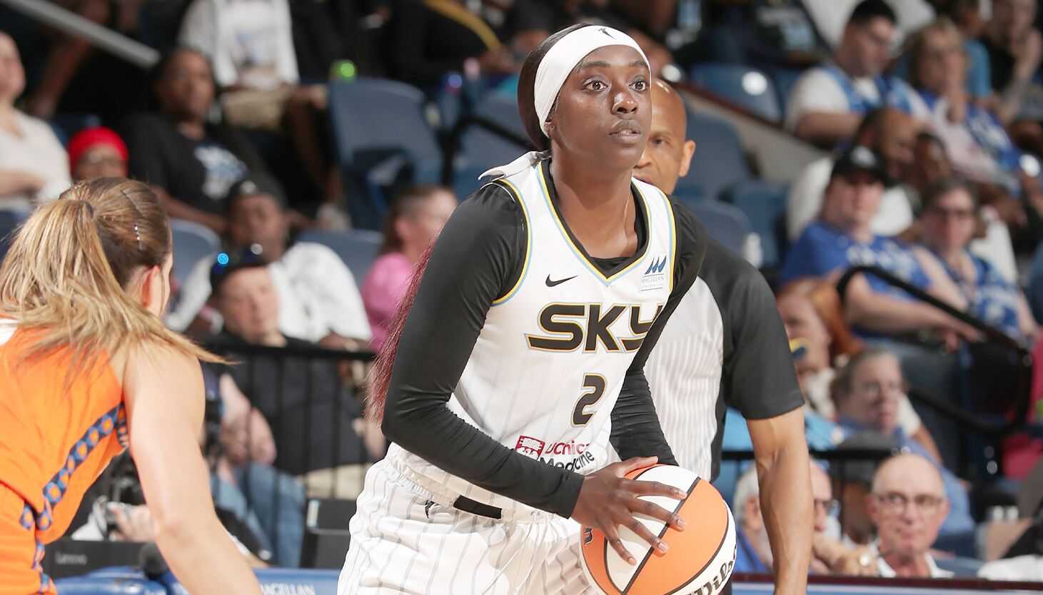 NextImg:Sky’s losing streak hits five in home loss to Sun