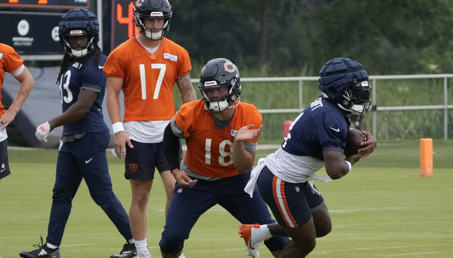 Bears morning report: First practice in pads gives Ben Johnson a look at running game Bears morning report: First practice in pads gives Ben Johnson a look at running game