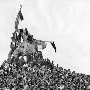 Protestors swarm over a statue of Civil War Gen. John Logan on Aug. 26, 1968, in Grant Park. | Sun-Times files