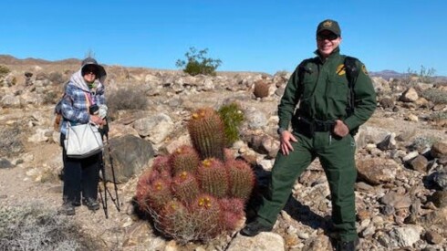 Edie Harmon, de Ocotillo, California, y el entonces jefe de la Patrulla Fronteriza del Sector El Centro, Gregory Bovino, caminan en la Wilderness de Jacumba en el sur de California el 19 de marzo de 2021.