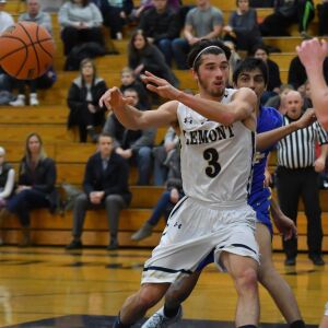 Lemont’s Billy Bozue (3) gets off a no look pass. Worsom Robinson/For the Sun-Times.