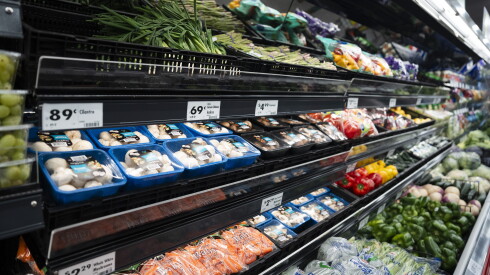 Fresh produce is for sale on the opening day of Save A Lot in Gresham on Thursday. | Pat Nabong/Sun-Times