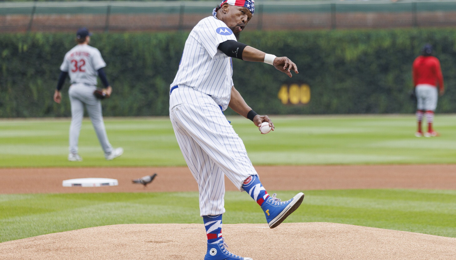 Mr. T delights Chicagoans at Cubs game, fan expo: 'I want to be there to uplift them'