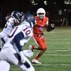Kenwood’s Denzel Stephens (4) gets away from Payton’s defense. Worsom Robinson/For the Sun-Times.