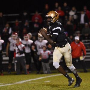 Richards quarterback Marquel Porter (5) makes his way toward the sideline. Worsom Robinson/For the Sun-Times.