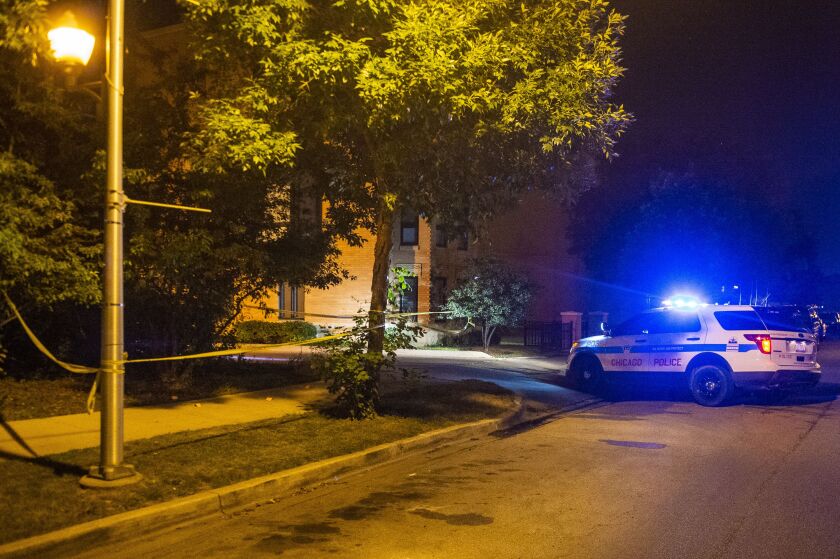 Police investigate a person shot Saturday morning in the 4100 block of South Lake Park. | Tyler LaRiviere/Sun-Times