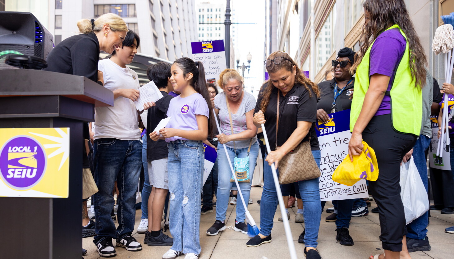 Poderosos sindicatos CTU y SEIU respaldan a diferentes candidatos para la presidencia de la junta escolar