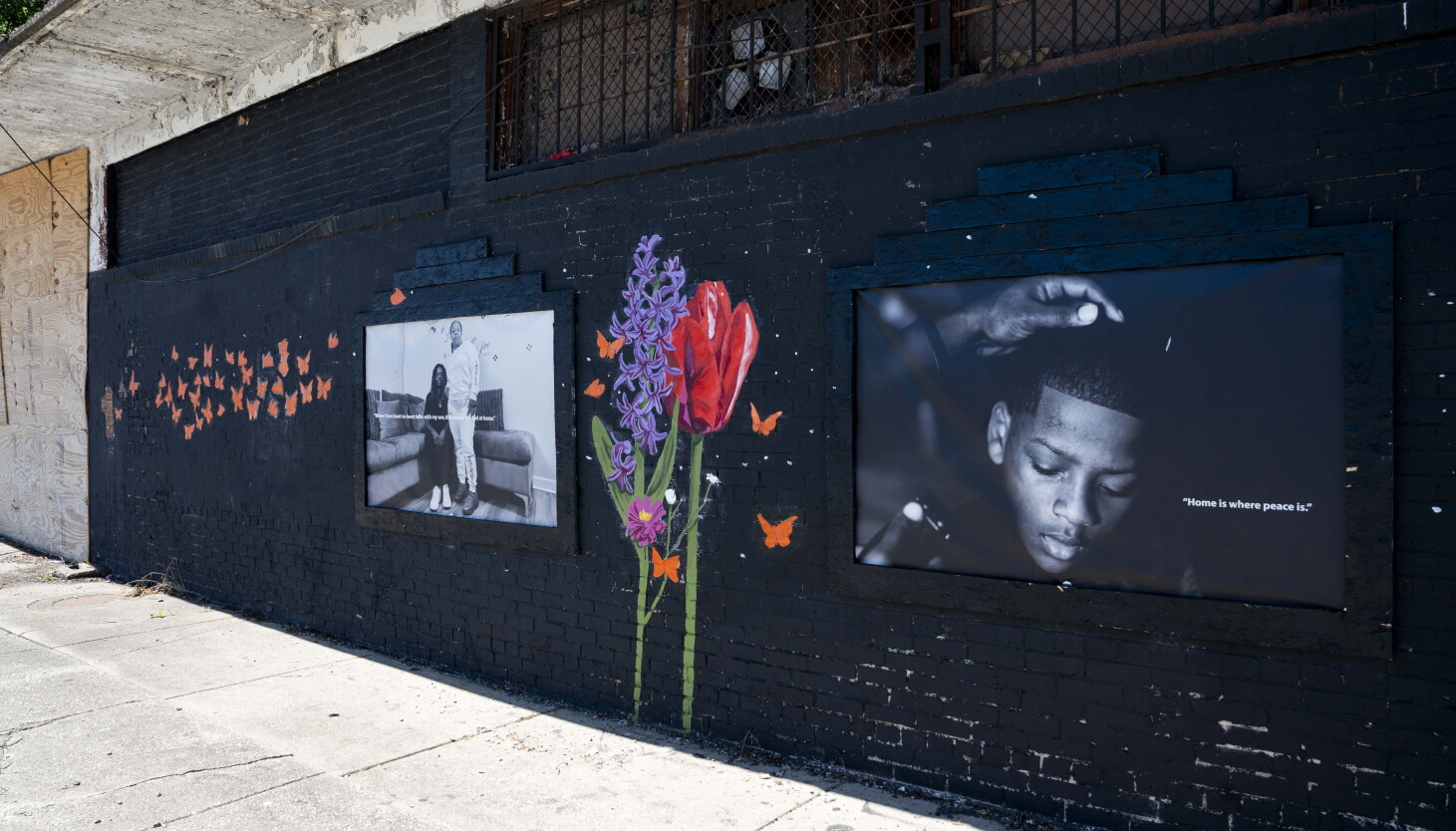 Murais de Chicago: Altgeld Gardens oferece flores aos moradores em prédio curvo projetado por famoso arquiteto