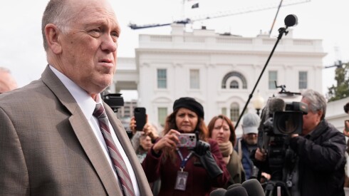 El presidente Donald Trump envió al “zar de la frontera”, Tom Homan, a Minnesota para hacerse cargo de los operativos del ICE mientras crece la indignación por el tiroteo fatal del enfermero de cuidados intensivos de 37 años de edad, Alex Pretti, por agentes de la Patrulla Fronteriza.