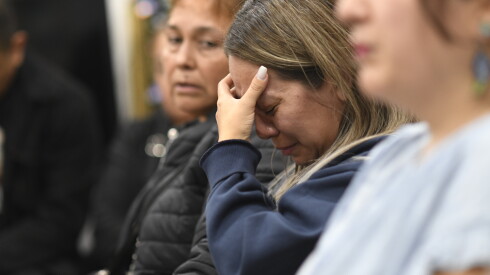 Yahaira Gutiérrez, de 37 años, llora la muerte de su hermana Paola Zamora Rojas durante una novena el viernes, 2 de octubre de 2026.